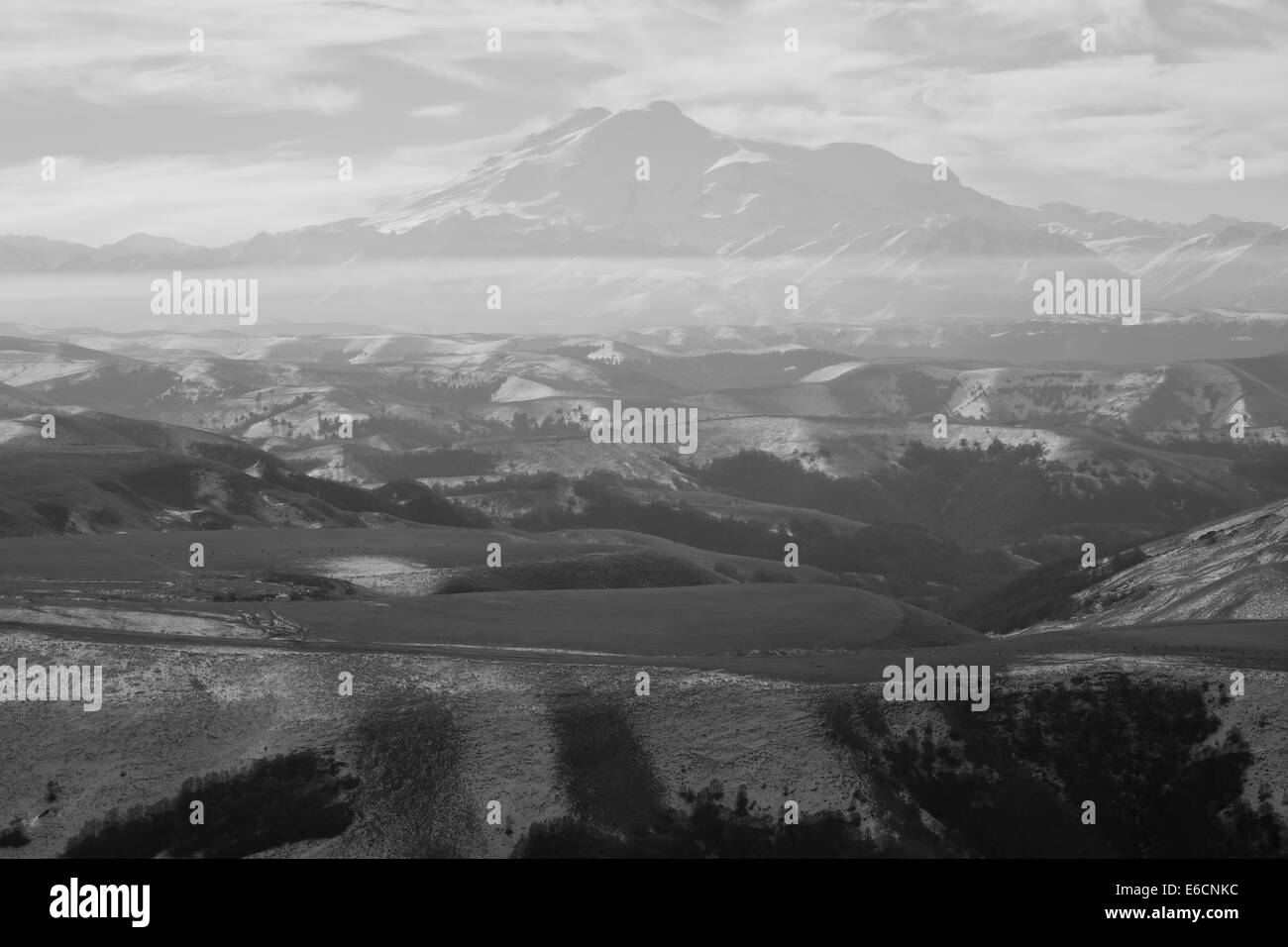 L'elbrous, Montagnes, couleurs d'automne et de beaux nuages sur une journée ensoleillée Banque D'Images L'elbrous, Montagnes, couleurs d'automne et de beaux nuages sur une journée ensoleillée Banque D'Images