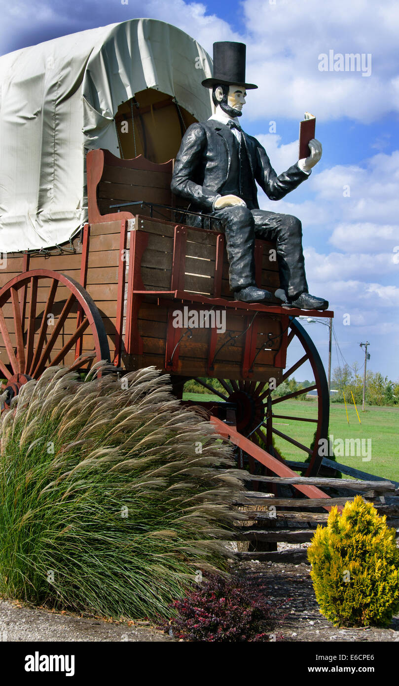 Le Railsplitter chariot couvert dispose d'Abraham Lincoln assis sur un chariot couvert la lecture d'un livre. Banque D'Images