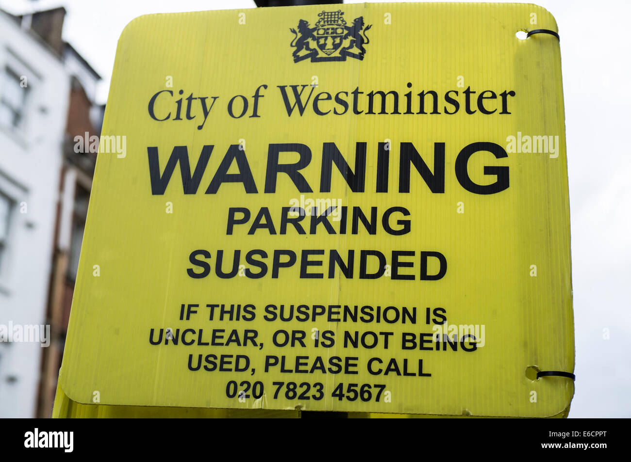 City of westminster panneau d'avertissement les informant de la suspension d'un parking gratuit Banque D'Images