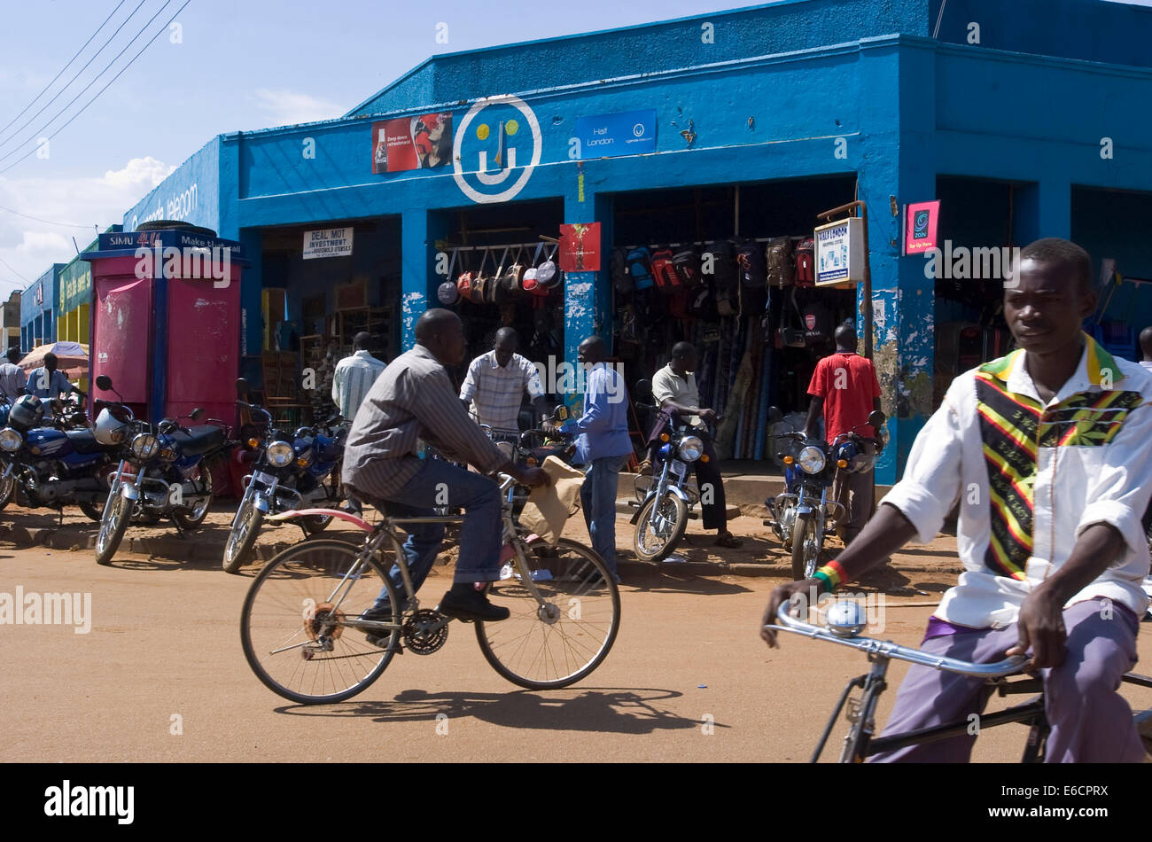 Téléphone mobile la publicité de l'ensemble de Gulu dans le Nord de l'Ouganda. L'utilisation des téléphones mobiles est en augmentation avec la publicité partout. Banque D'Images