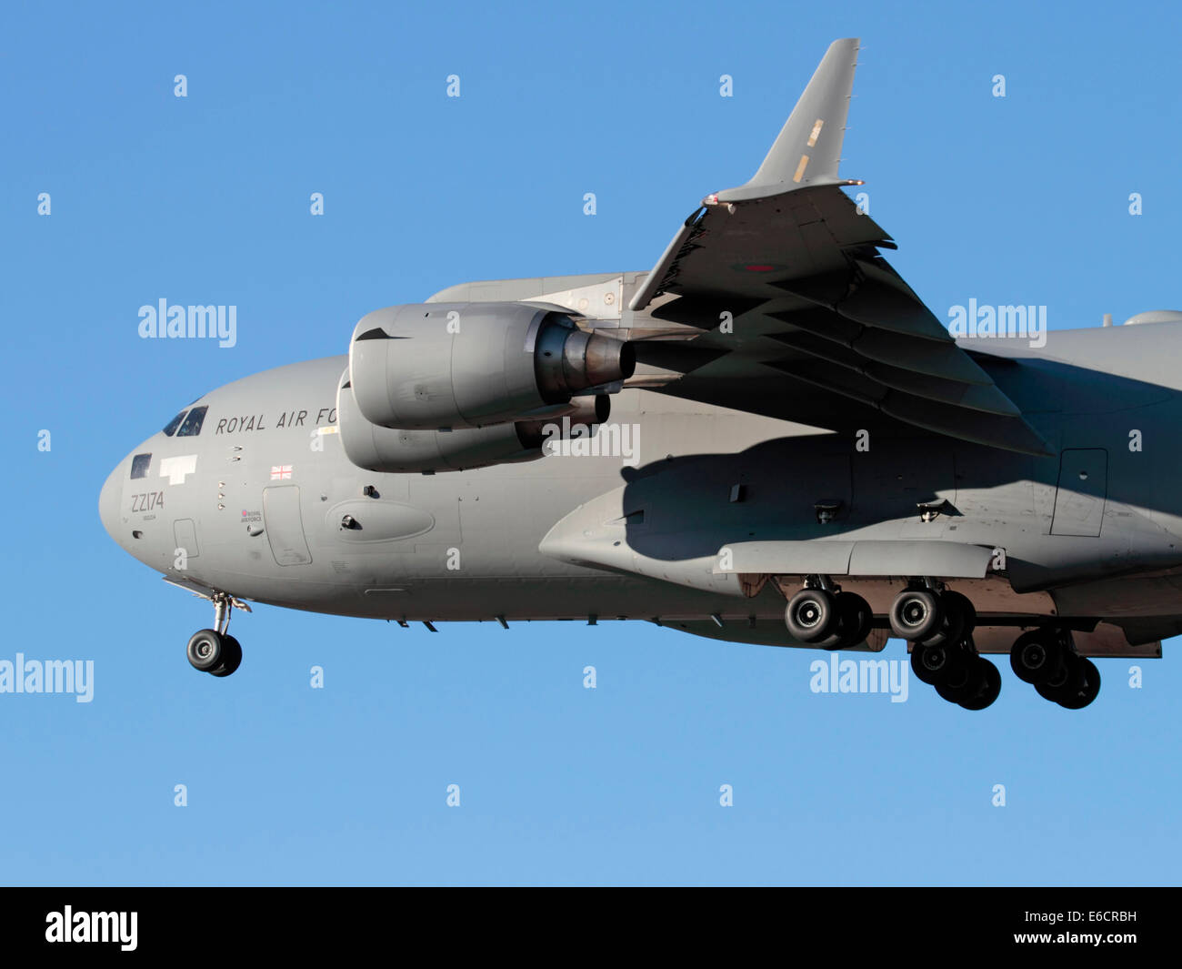 Royal Air Force Boeing C-17A Globemaster grand avion de transport de fret militaire en approche. Libre Vue de côté. Banque D'Images