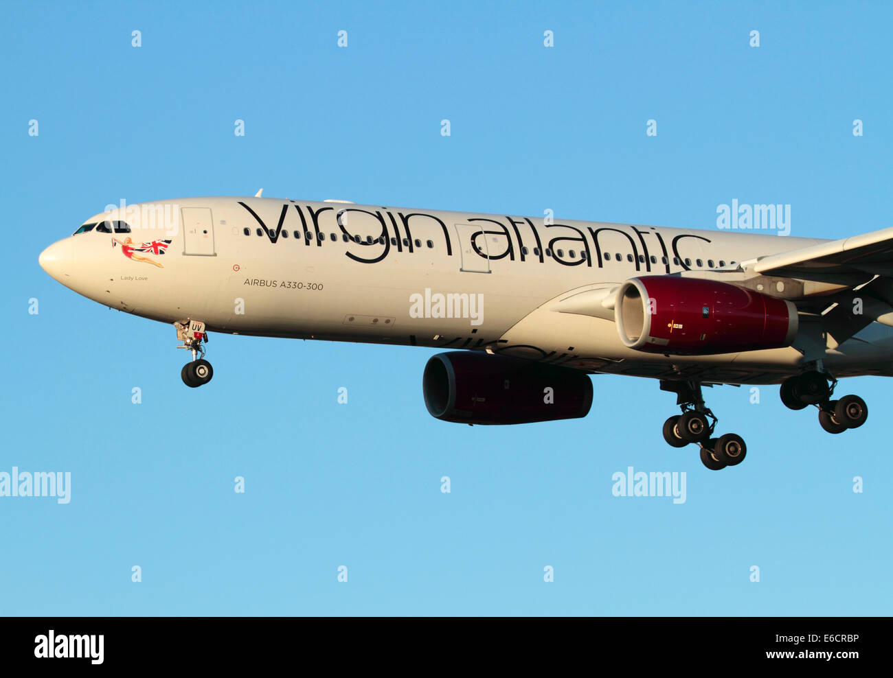 Virgin Atlantic Airways Airbus A330-300 long-courrier avion en approche finale au coucher du soleil. Close-up de la partie avant en vue de côté. Banque D'Images
