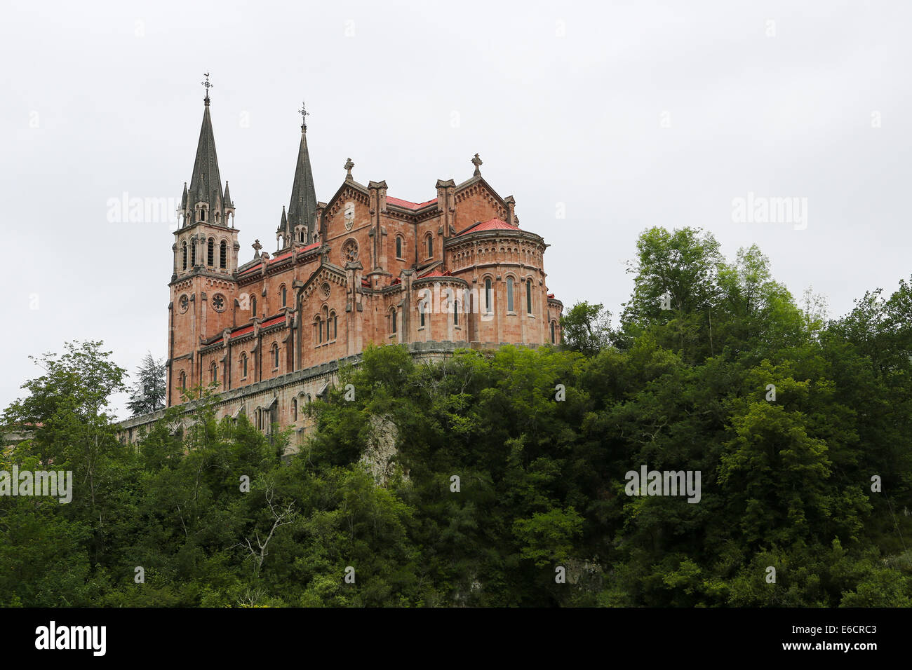 Basilique de Santa Maria la Real de Covadonga, une célèbre église dans les Picos de Europa, Asturias, Espagne. Banque D'Images