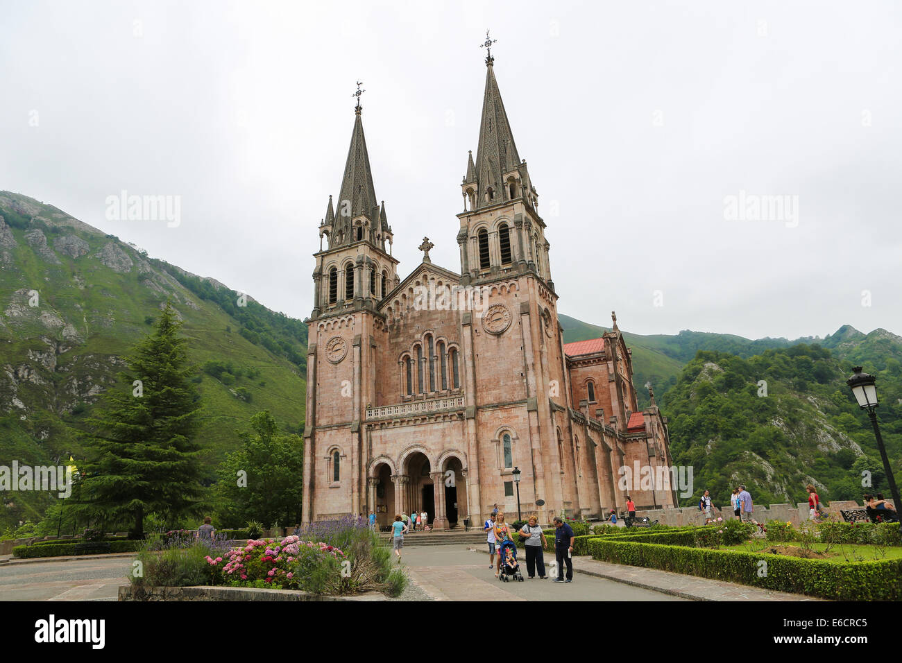 COVADONGA, ESPAGNE - 16 juillet 2014 : Basilique de Santa Maria la Real de Covadonga, une célèbre église dans les Picos de Europa, Asturies Banque D'Images