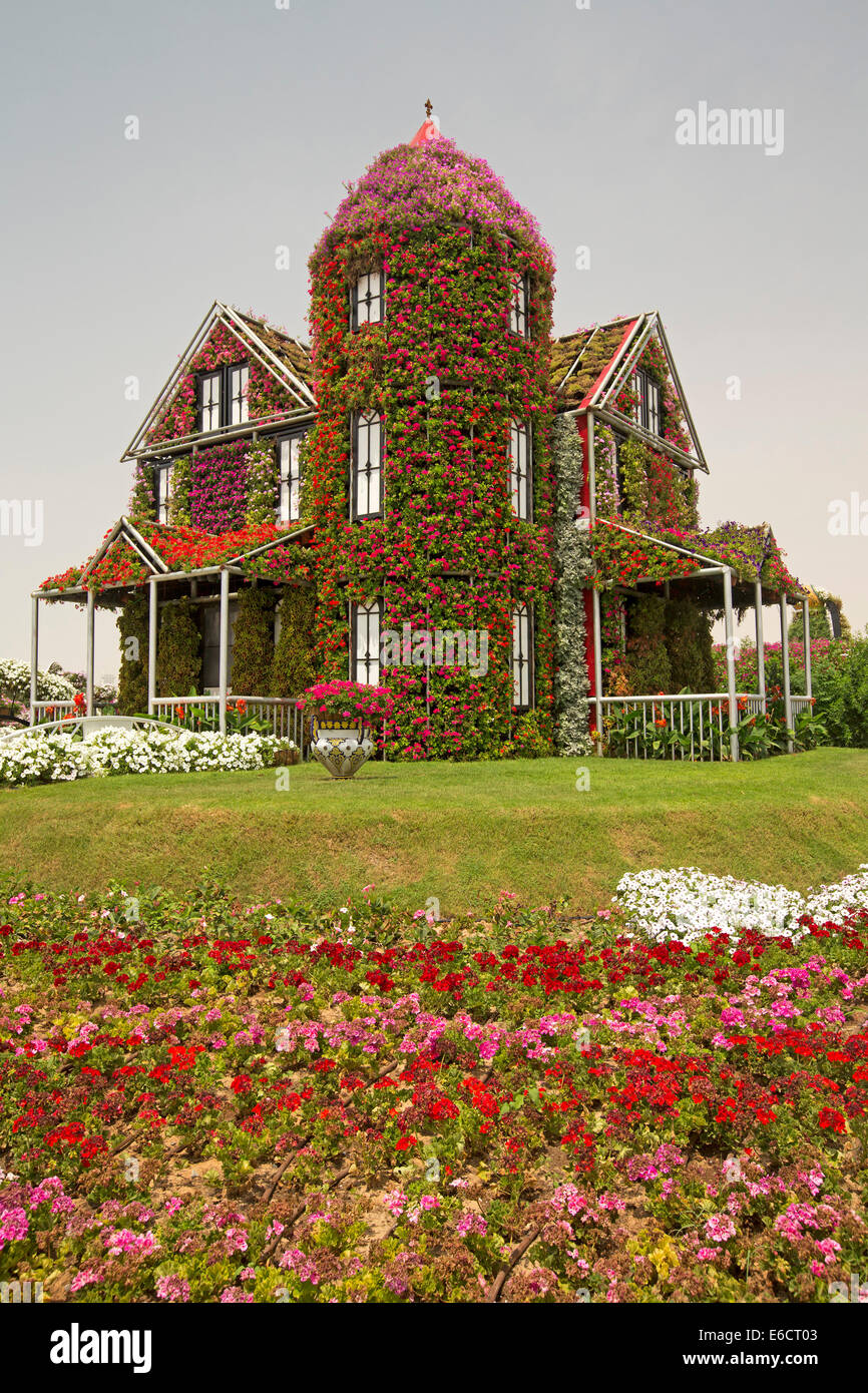 Floral spectaculaire display, maison créée avec des masses de fleurs rouge et vert le feuillage à Dubaï Miracle Jardins en désert de l'eau Banque D'Images