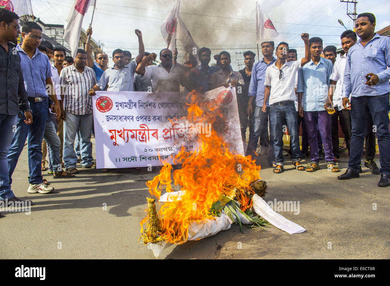 L'Inde. 20e Août, 2014. L'ensemble de l'Assam Students' Union (AASU) membres graver l'effigie du ministre en chef de l'Assam, Tarun Gogoi à Sivasagar, Assam pour protester contre l'incident du tir sur les personnes en Rangajan à Golaghat par district de police de l'Assam . Ces étudiants exige également la protection des personnes vivant dans la zone frontalière. Credit : Luit Chaliha/Pacific Press/Alamy Live News Banque D'Images