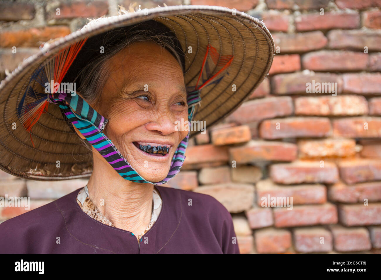 Vietnamienne avec les dents noires de mâcher noix de bétel à Hanoi Temps Khe village Banque D'Images