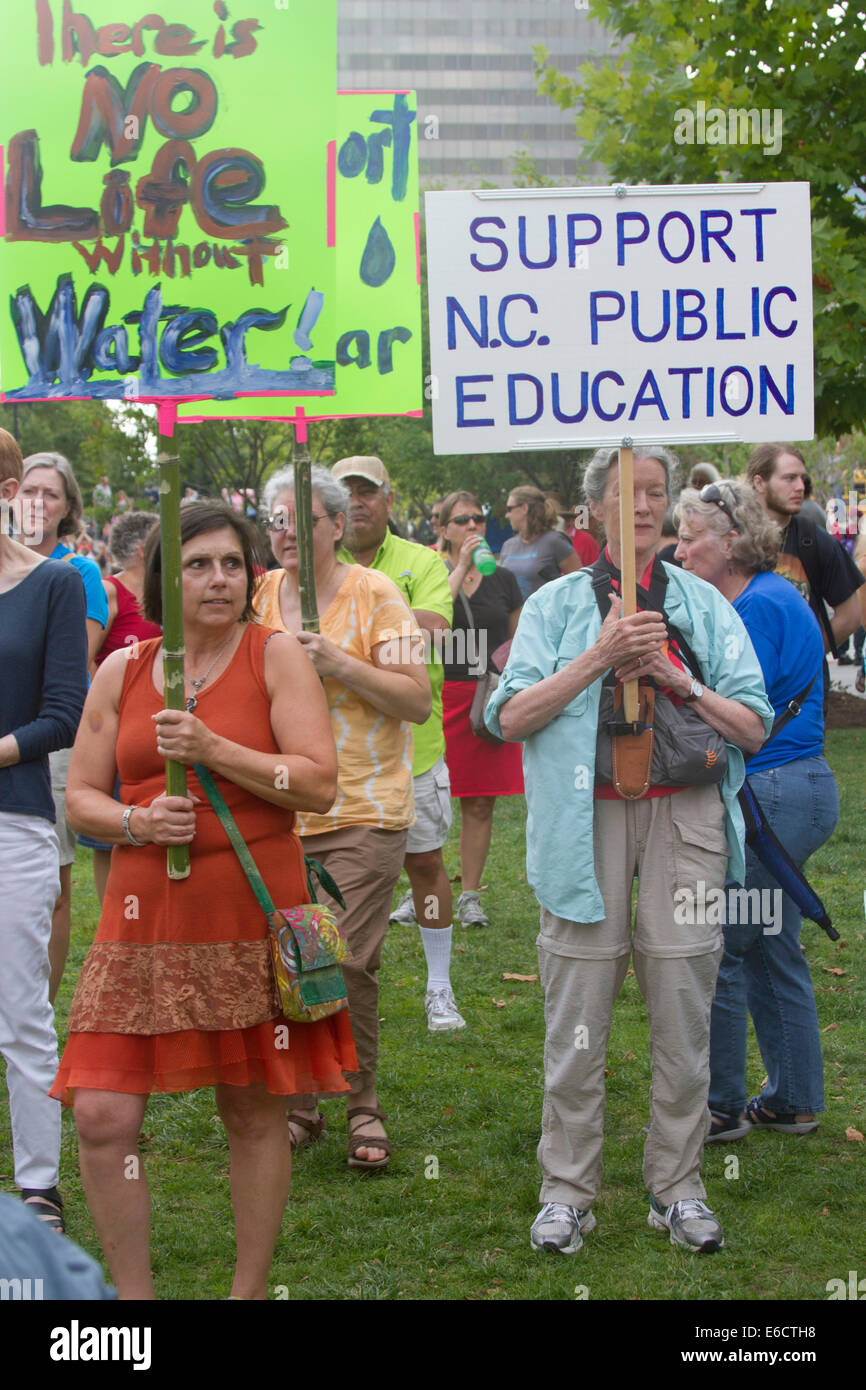 Asheville, Caroline du Nord, USA - 4 août 2014 : les Américains tiennent des signes de protestation politique à un rassemblement lundi moral en NC Banque D'Images
