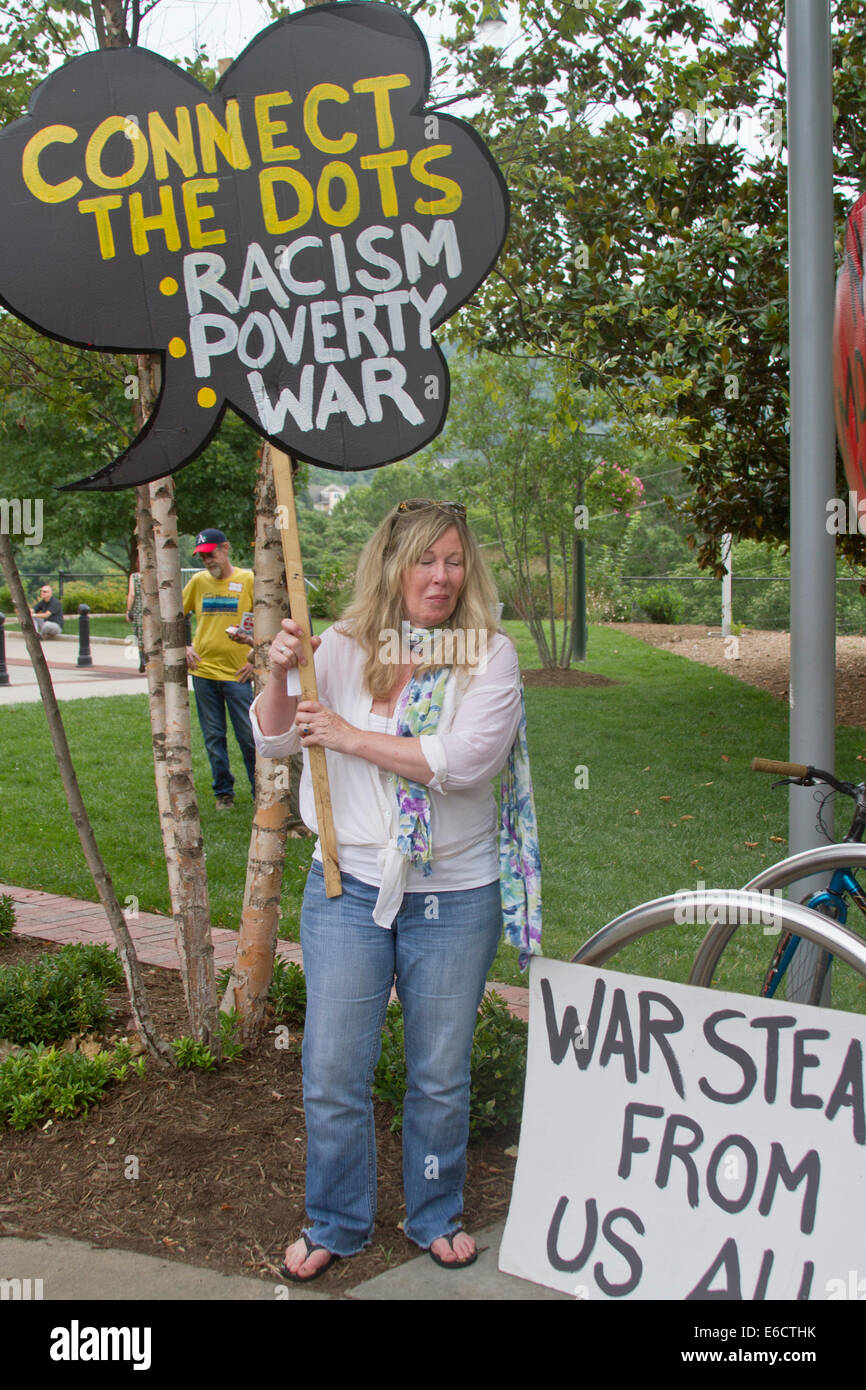 Asheville, Caroline du Nord, USA - 4 août 2014 manifestations : le racisme, la pauvreté et la guerre à une morale lundi rassemblement à Asheville, NC Banque D'Images