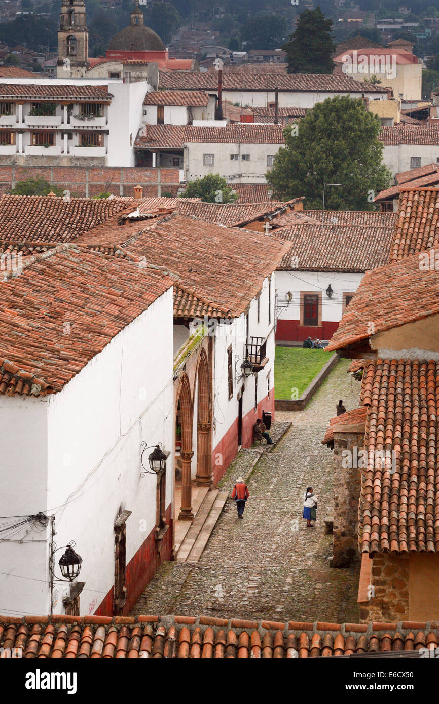 Rue Pavée près du patio une fois à l'époque coloniale Patzcuaro, Michoacan, Mexique. Banque D'Images