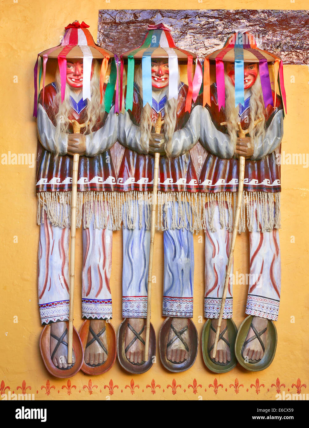 Trois caricatures en bois du vieil homme Dance accrocher au mur à Patzcuaro, Michoacan, Mexique. Banque D'Images