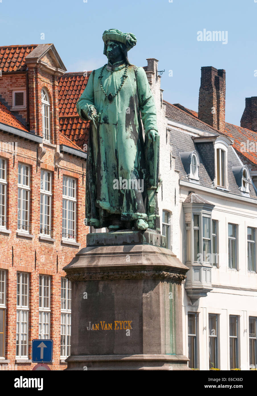 Statue de l'artiste flamand Jan van Eyck dans le quartier des marchands hanséatiques, Bruges Banque D'Images