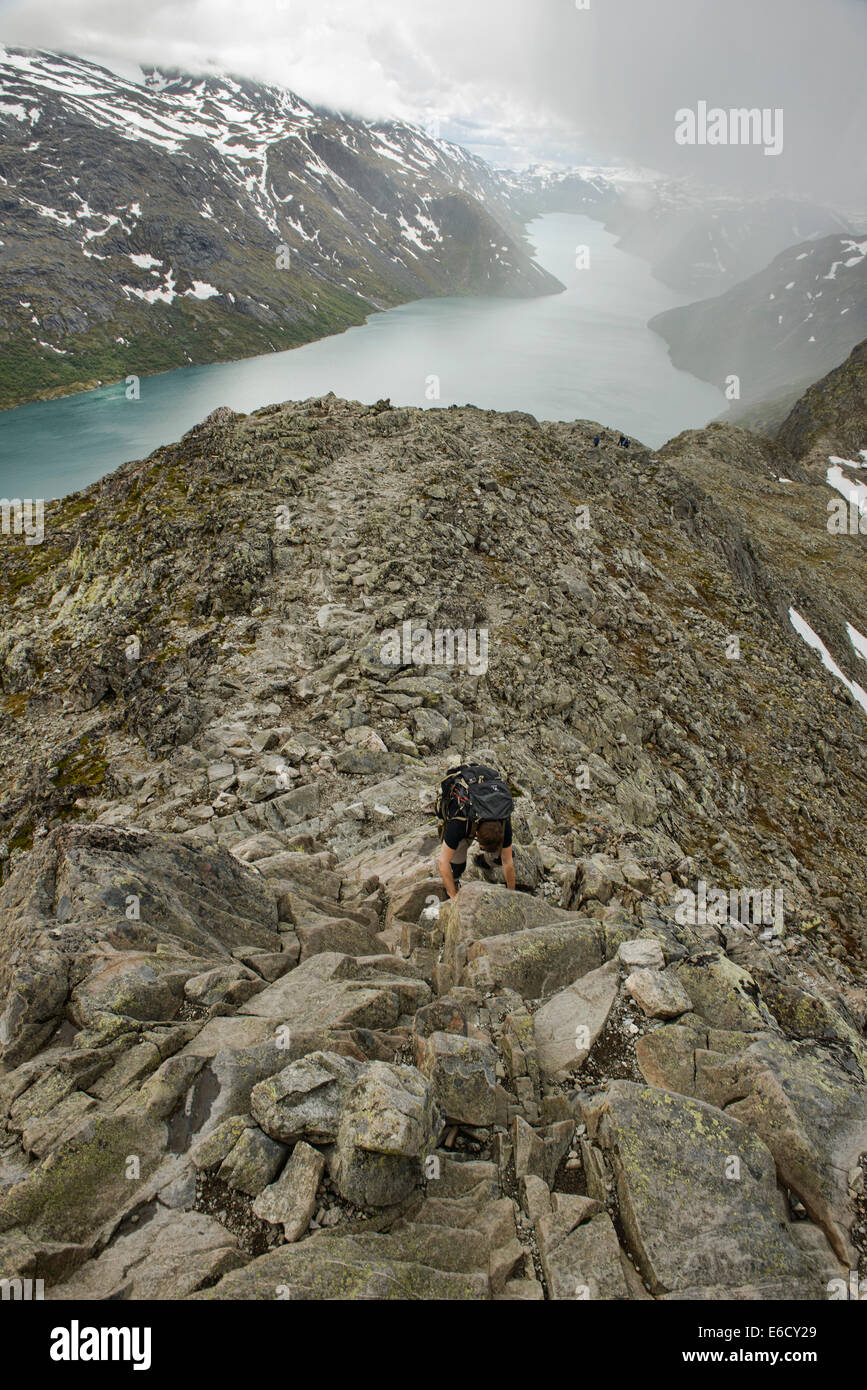 L'ascension de la crête de Besseggen dans le parc national de Jotunheimen, Norvège Banque D'Images