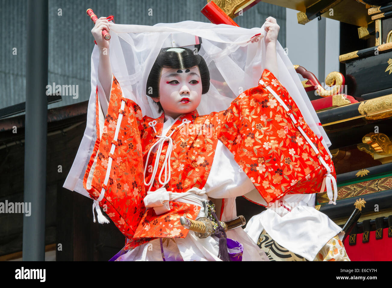 Jeune fille dans un théâtre Kabuki jouer en haut d'un yatai (festival de flottement) pendant le Festival, Hida-Furukawa Furukawa, Gifu, Japon Banque D'Images