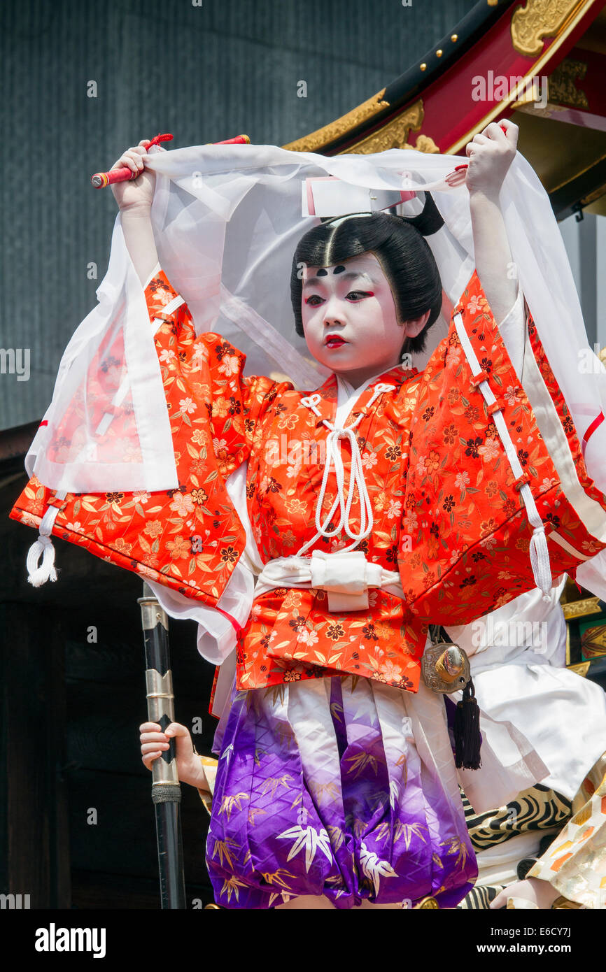 Les enfants qui participent à la performance de Kabuki au sommet d'un yatai (festival de flottement) pendant le Festival, Hida-Furukawa Furukawa, Gifu, Japon. Banque D'Images