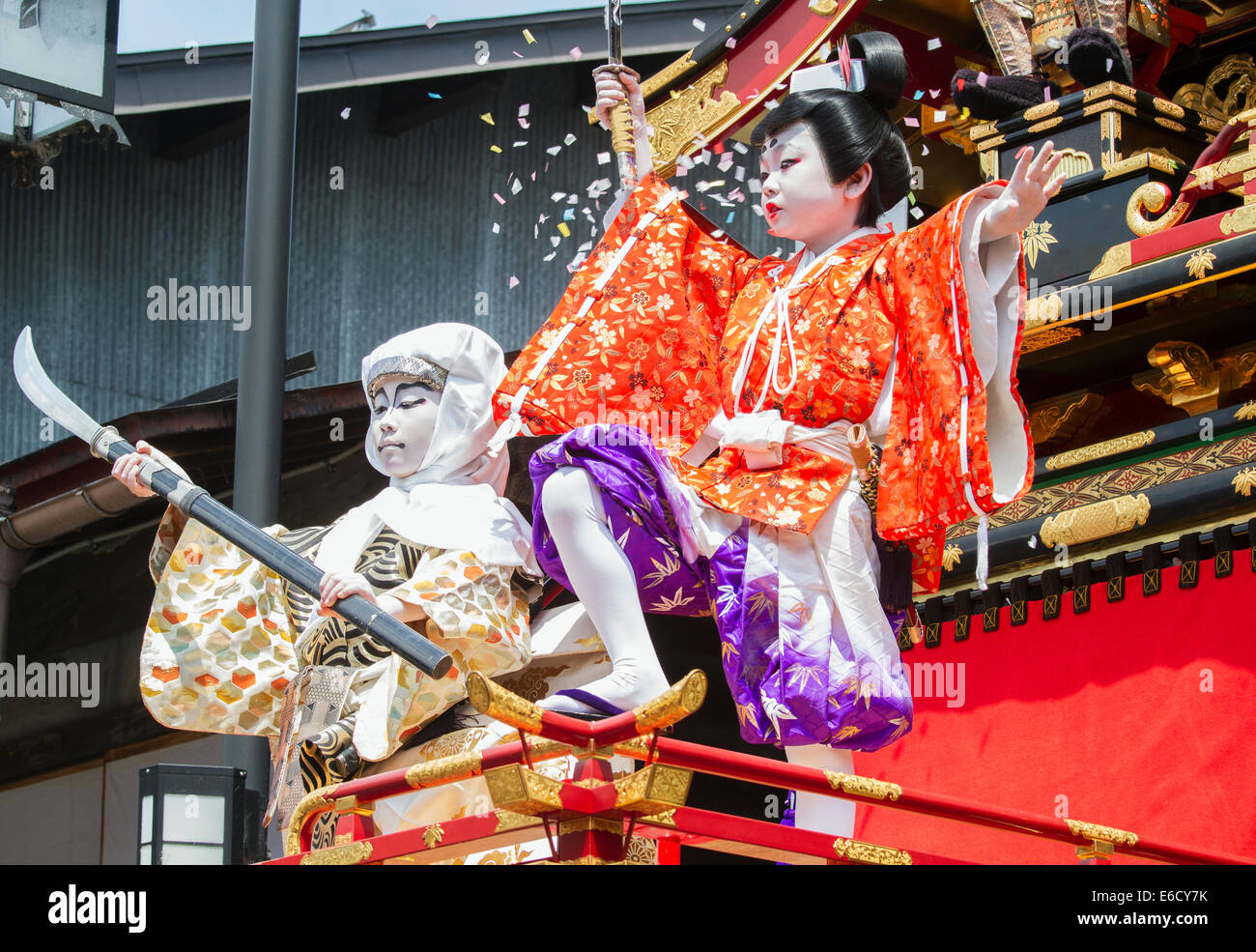 Les enfants participant à une performance au sommet d'un Kabuki yatai (float) pendant le Festival, Hida-Furukawa Furukawa, au Japon. Banque D'Images