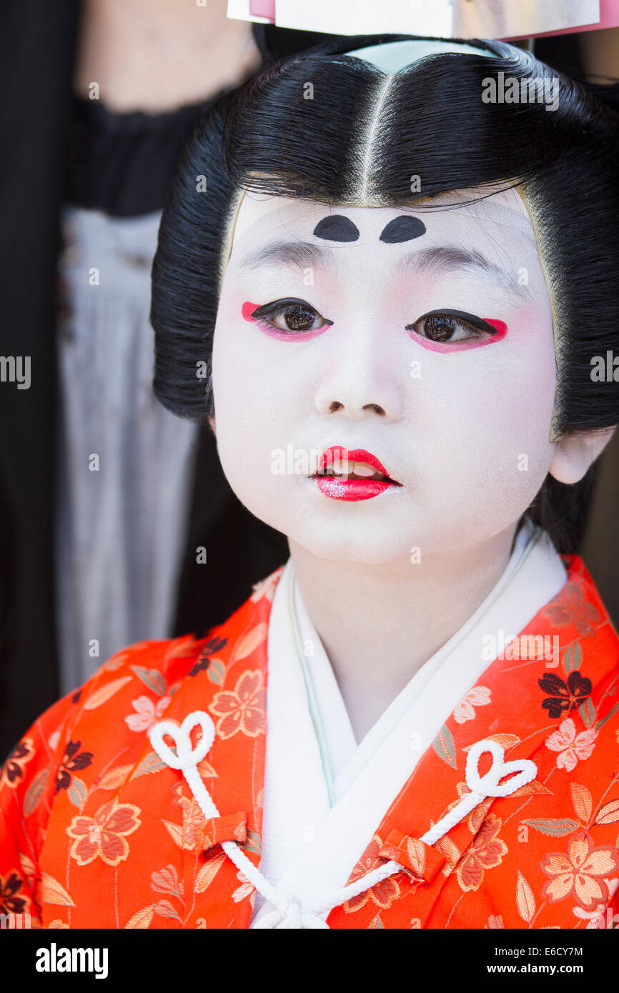 Fille habillé en costume pour une performance au Festival de Kabuki Furukawa, Hida-Furukawa, Japon Banque D'Images