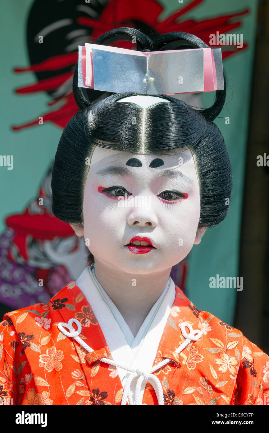 Enfant habillé en costume pour une performance au Festival de Kabuki Furukawa, Hida-Furukawa, au Japon. Banque D'Images