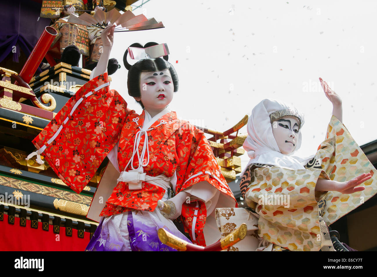 Les enfants en costumes dans une performance Kabuki sur un yatai (float) festival Festival à Furukawa, Hida-Furukawa, au Japon. Banque D'Images