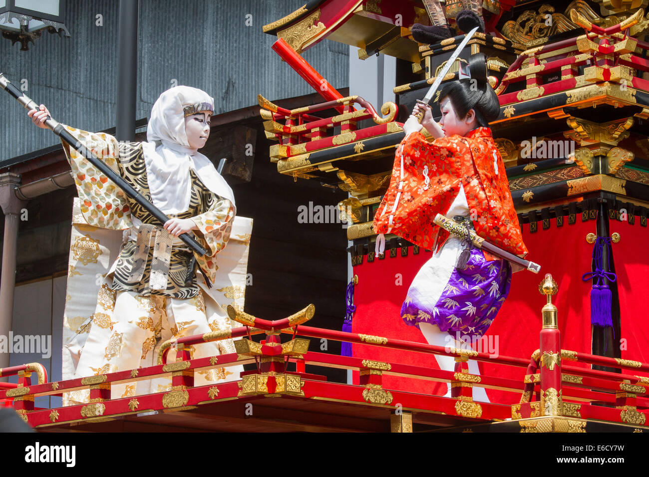 Les enfants participant à une performance au sommet d'un Kabuki yatai (festival de flottement) pendant le Festival, Hida-Furukawa Furukawa, au Japon. Banque D'Images