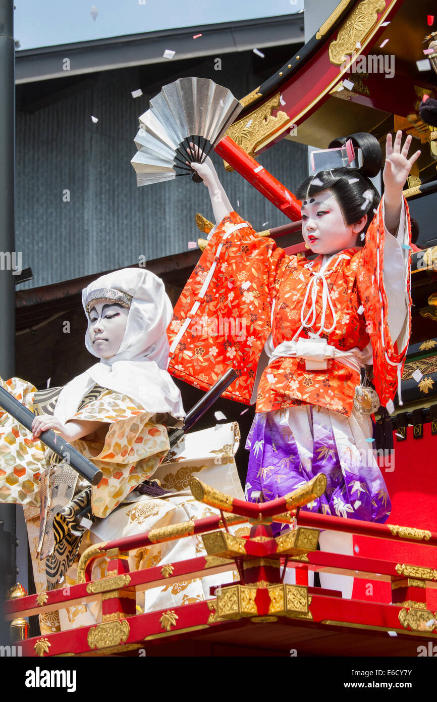 Les enfants participant à une performance au sommet d'un Kabuki yatai (festival de flottement) pendant le Festival, Hida-Furukawa Furukawa, au Japon. Banque D'Images