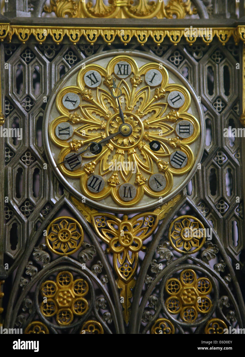 Close-up of horloge ancienne avec chiffres romains, à Peterhof/Petrodvoret Palace, Saint-Pétersbourg, Russie Banque D'Images