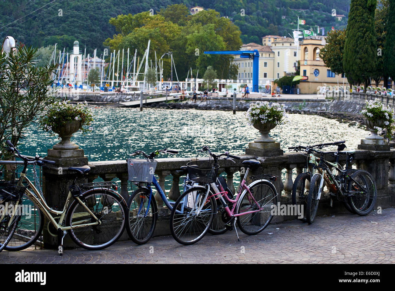 Ville de Riva Del Garda sur le bord de l'eau au lac de Garde, Italie, Europe Banque D'Images
