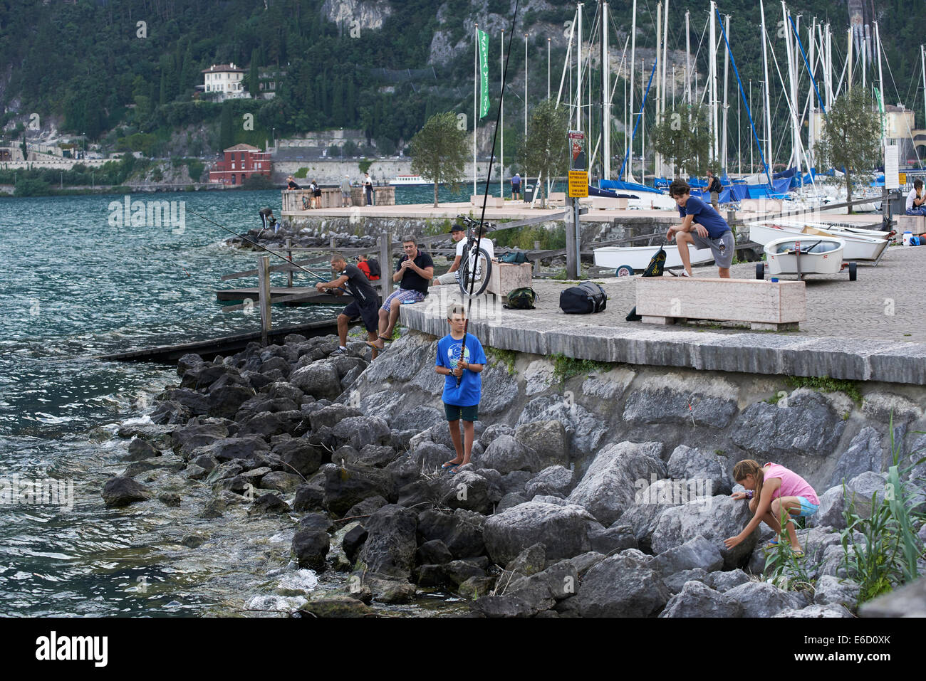 Ville de Riva Del Garda sur le bord de l'eau au lac de Garde, Italie, Europe Banque D'Images