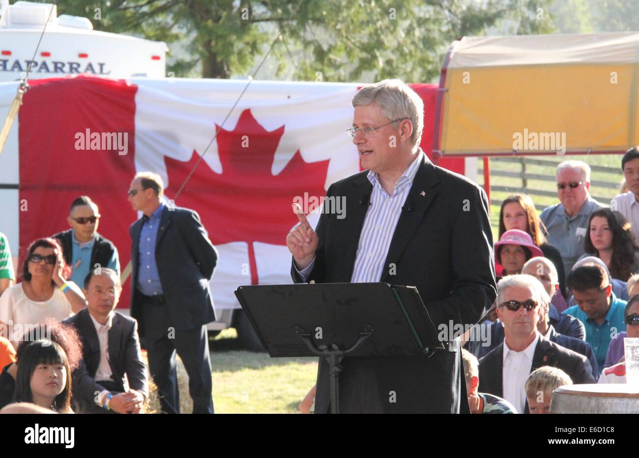 Langley, Canada. 21e Août, 2014. Le premier ministre canadien Stephen Harper (C) prononce un discours lors de son escale à Langley, dans la province occidentale de la Colombie-Britannique sur son chemin vers le nord sur une visite d'une semaine le 20 août 2014. Il a fait le succès du gouvernement fédéral et les réalisations dans le développement économique et social et a encouragé les gens à voter pour le parti conservateur à la prochaine élection générale. Source : Xinhua/Alamy Live News Banque D'Images