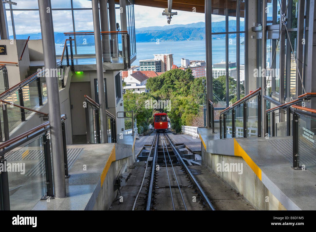 Wellington tramway funiculaire téléphérique rouge sur les voies à l'intérieur de l'intérieur et des sur la voie Banque D'Images