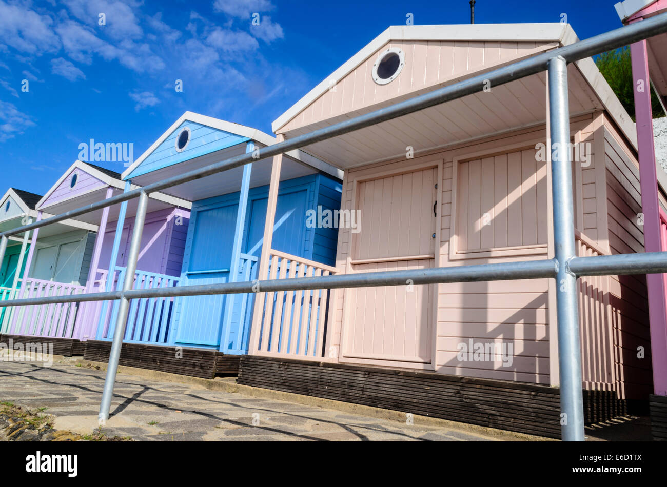 Une rangée de cabanes de plage dans l'Essex, UK Banque D'Images