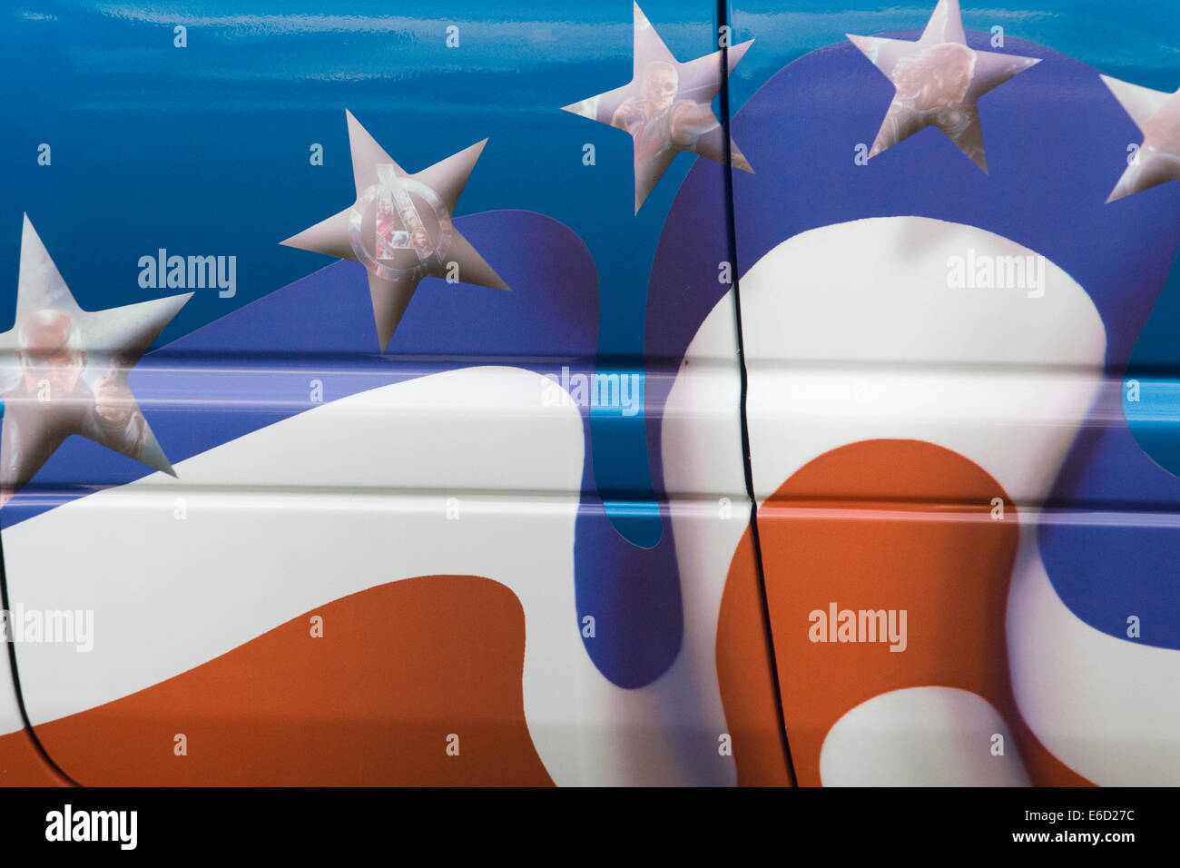 Drapeau américain avec les Avengers peint à la bombe dans les étoiles sur un transporteur VW Van Banque D'Images