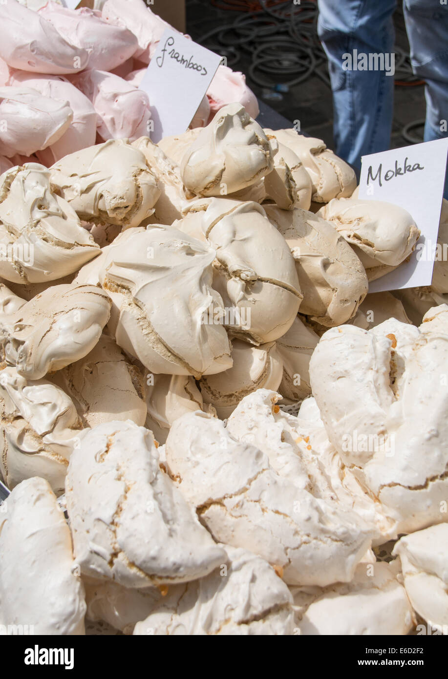 Une variété de meringues aromatisées en vente sur un étal dans le centre-ville de Bruges, Belgique. Banque D'Images