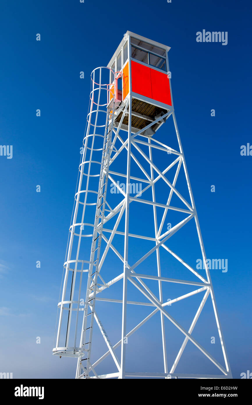 Lifeguard tower blanc et bleu ciel solide en arrière-plan Banque D'Images
