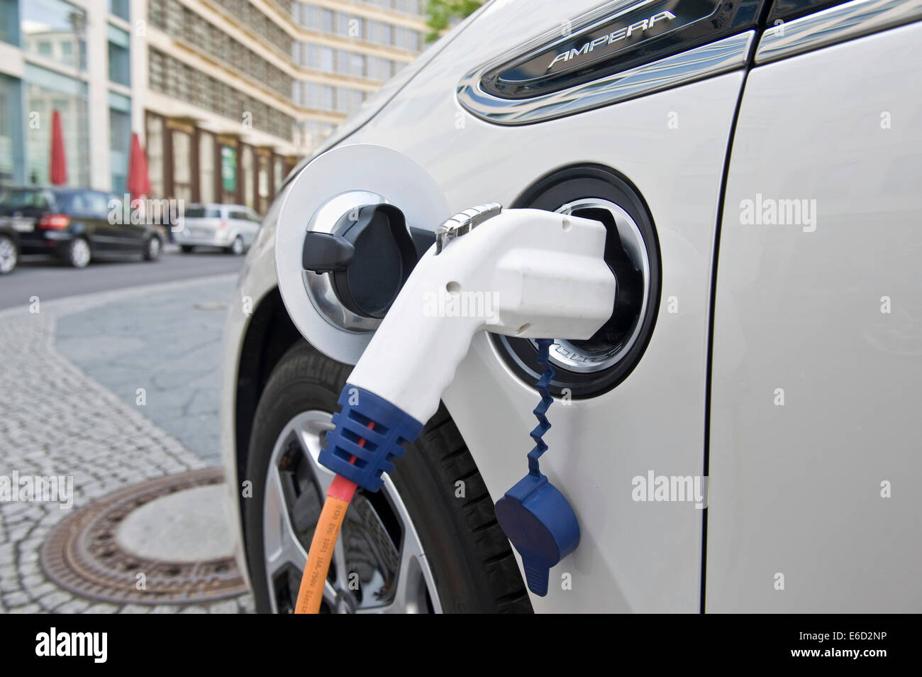 L'Opel Ampera, voiture électrique, à une station de charge, Berlin, Allemagne Banque D'Images