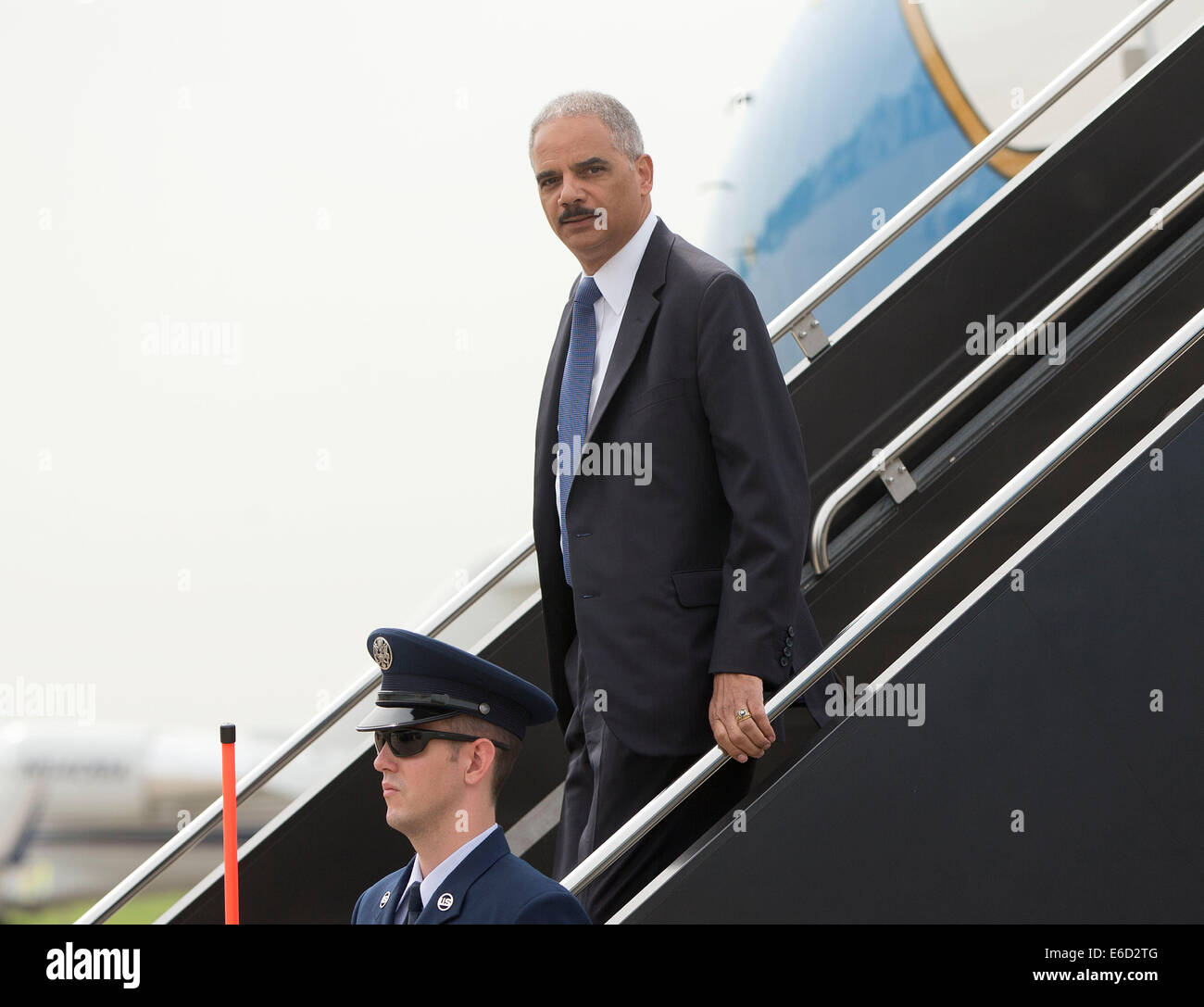 Ferguson, Mo. 20e Août, 2014. Procureur général des États-Unis, Eric Holder, lors de son arrivée sur l'avion militaire américain à Lambert-St. Louis International Airport, le mercredi, 20 août 2014, à St Louis, porte-ve est en déplacement pour Ferguson, Mo., à l'outre-mer du gouvernement fédéral enquête sur le tournage de 18 ans, Michael Brown par un policier le 9 août. Titulaire promis un 'juste et approfondie" enquête sur la mort d'un jeune homme noir, Michael Brown, qui n'était pas armé lorsqu'un officier de police blanc lui a tiré plusieurs fois. Dpa : Crédit photo alliance/Alamy Live News Banque D'Images