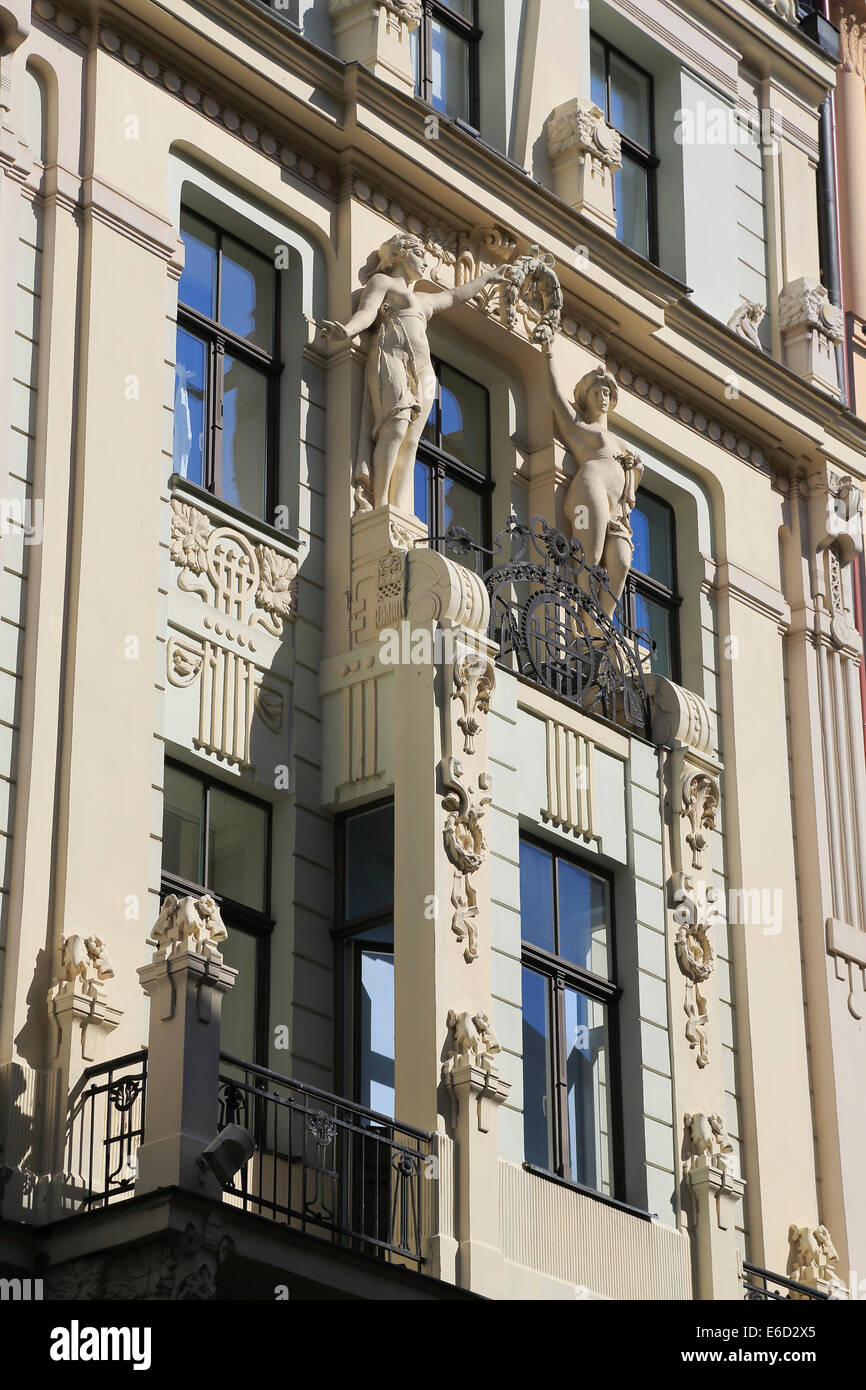 Façade de maison dans le style Art Nouveau de deux statues tenant une couronne, Smilsu iela, Riga, Lettonie Banque D'Images