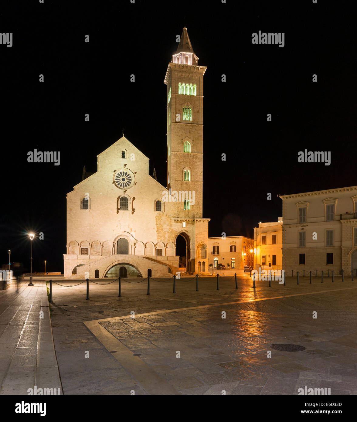 Scène de nuit, avant de l'ouest, la cathédrale romane ou Trani, 11ème siècle, Trani, Bari, Pouilles, Italie province Banque D'Images