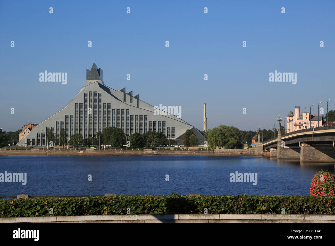 La Bibliothèque nationale de Lettonie, de la rivière Daugava, pont de pierre, Akmens incline, Riga, Lettonie Banque D'Images