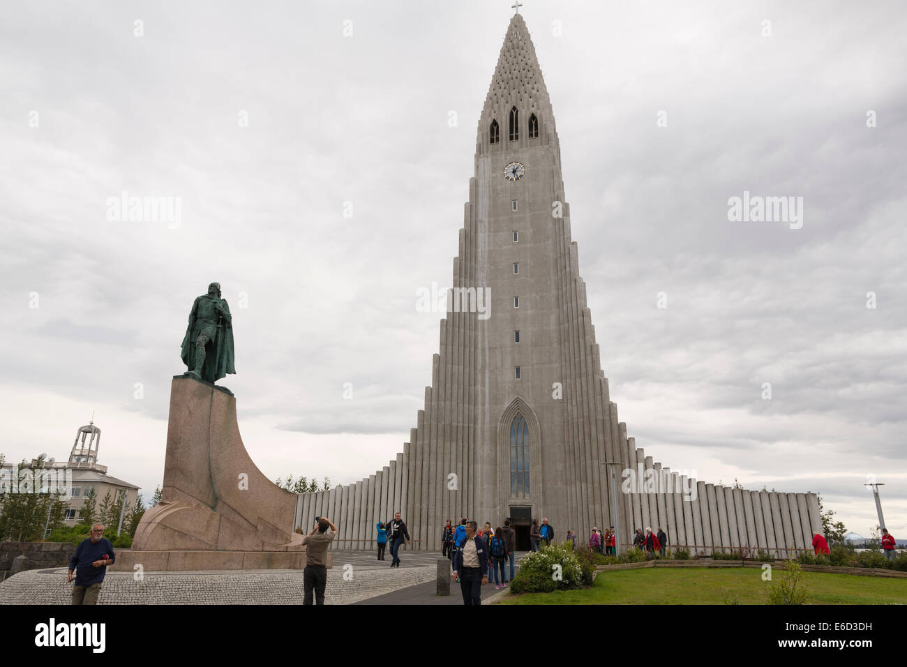 L'église luthérienne Hallgrímskirkja, à Reykjavik, avec sa grande tour, avec