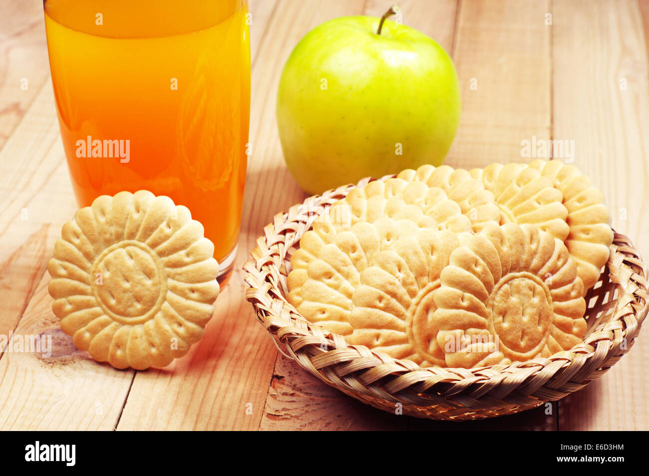 Les Cookies, verre de jus et de pomme verte sur fond de bois Banque D'Images