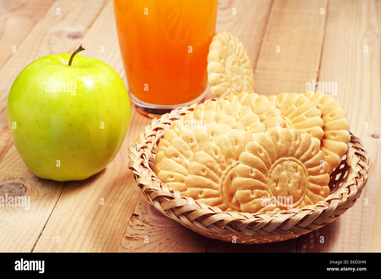 Les Cookies, verre de jus de pomme verte et sur la table en bois Banque D'Images