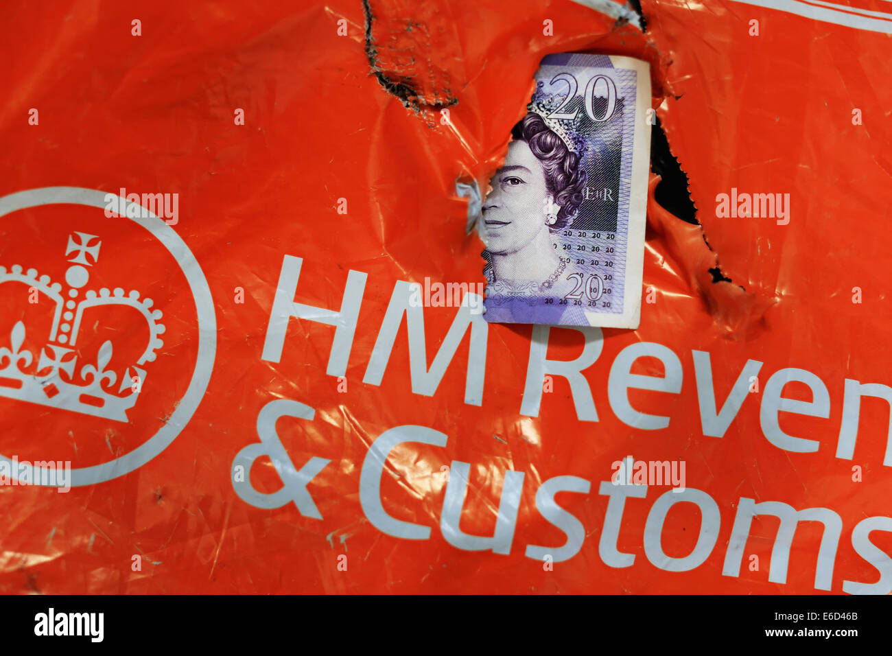 HM Revenue & Customs, Her Majesty's Revenue and Customs, déchiré et déchiré de l'paquet orange avec HMRC €20 note Banque D'Images