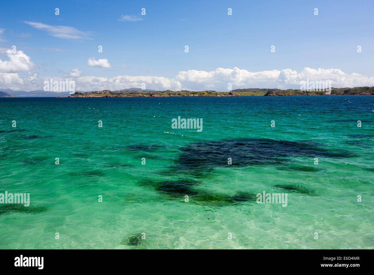 L'aigue-marine mer sur la côte nord d'Iona, off Mull, Ecosse, Royaume-Uni. Banque D'Images