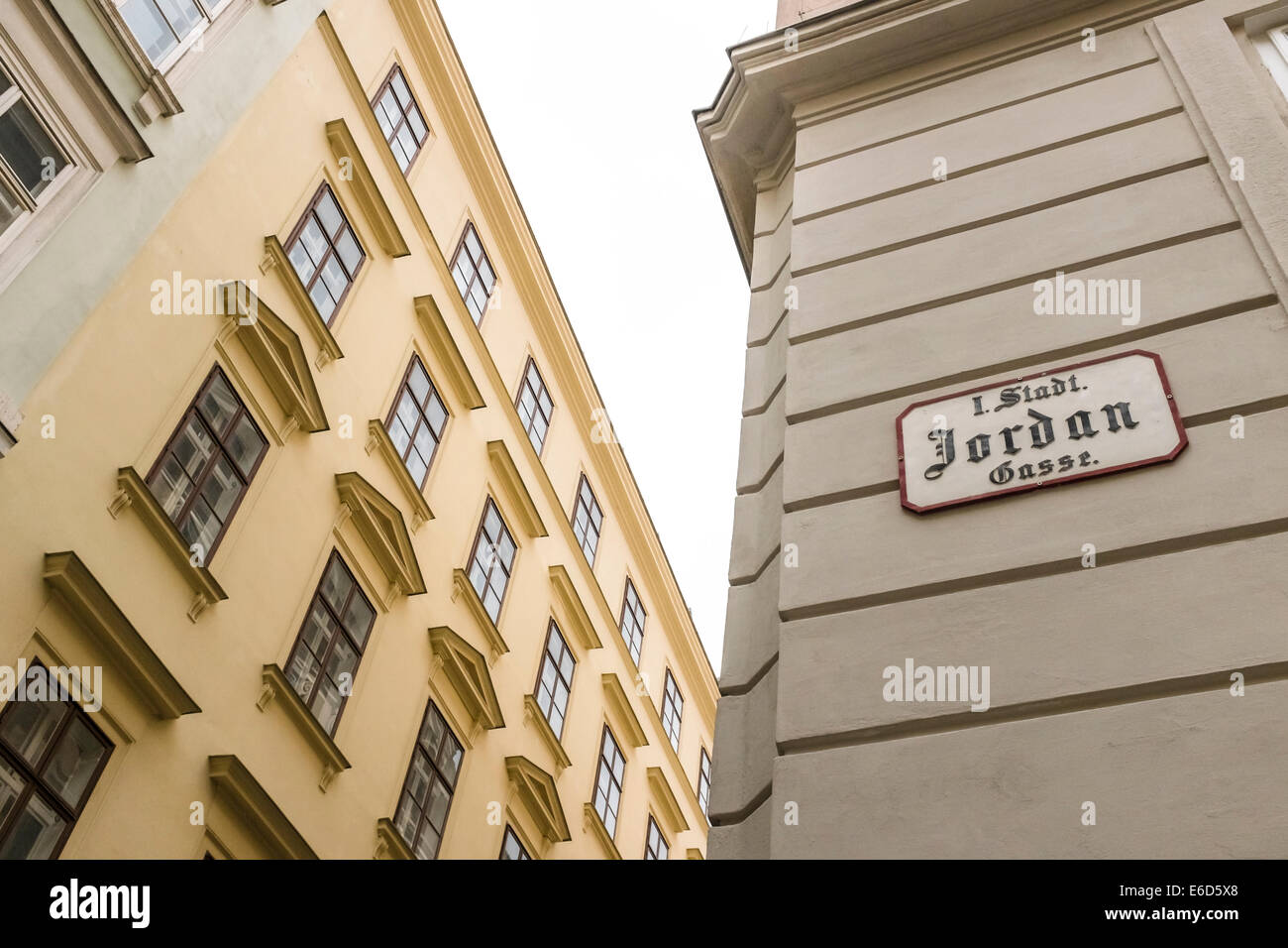 La Jordanie Gasse, Vienne, table avec la façade de l'immeuble Banque D'Images