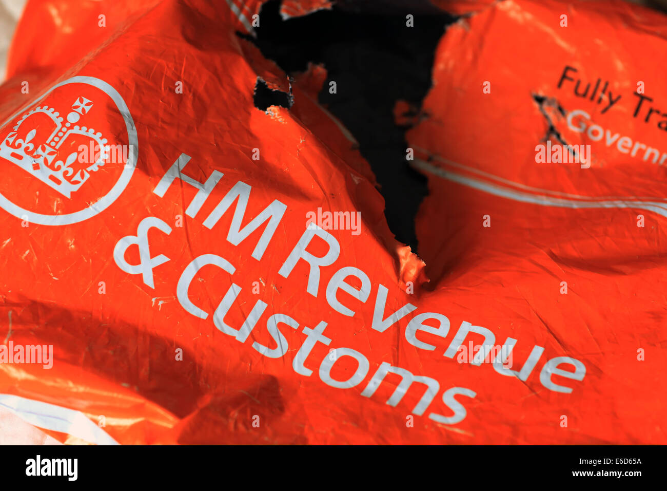 HM Revenue & Customs, Her Majesty's Revenue and Customs, déchiré et déchiré de l'paquet orange HMRC Banque D'Images