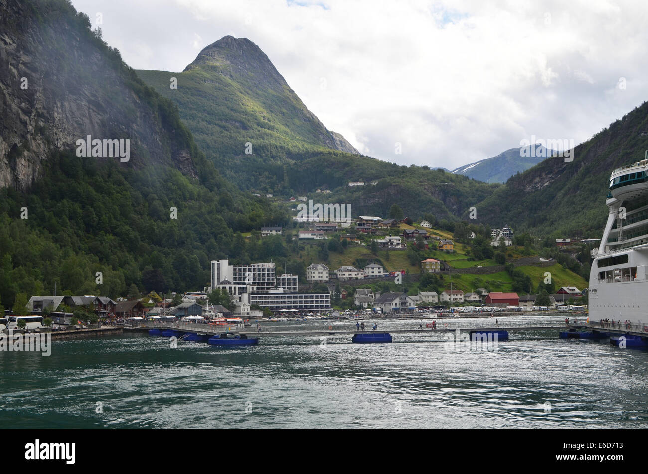Geirnger Fjord, l'un des plus beaux du sud de la Norvège.L'aspect du fjord avec ses montagnes et falaises escarpées. Banque D'Images