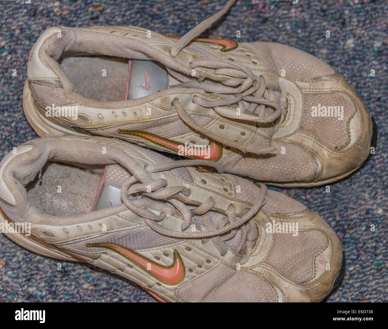 Glissières de vieilles chaussures Nike formateurs Photo Stock - Alamy
