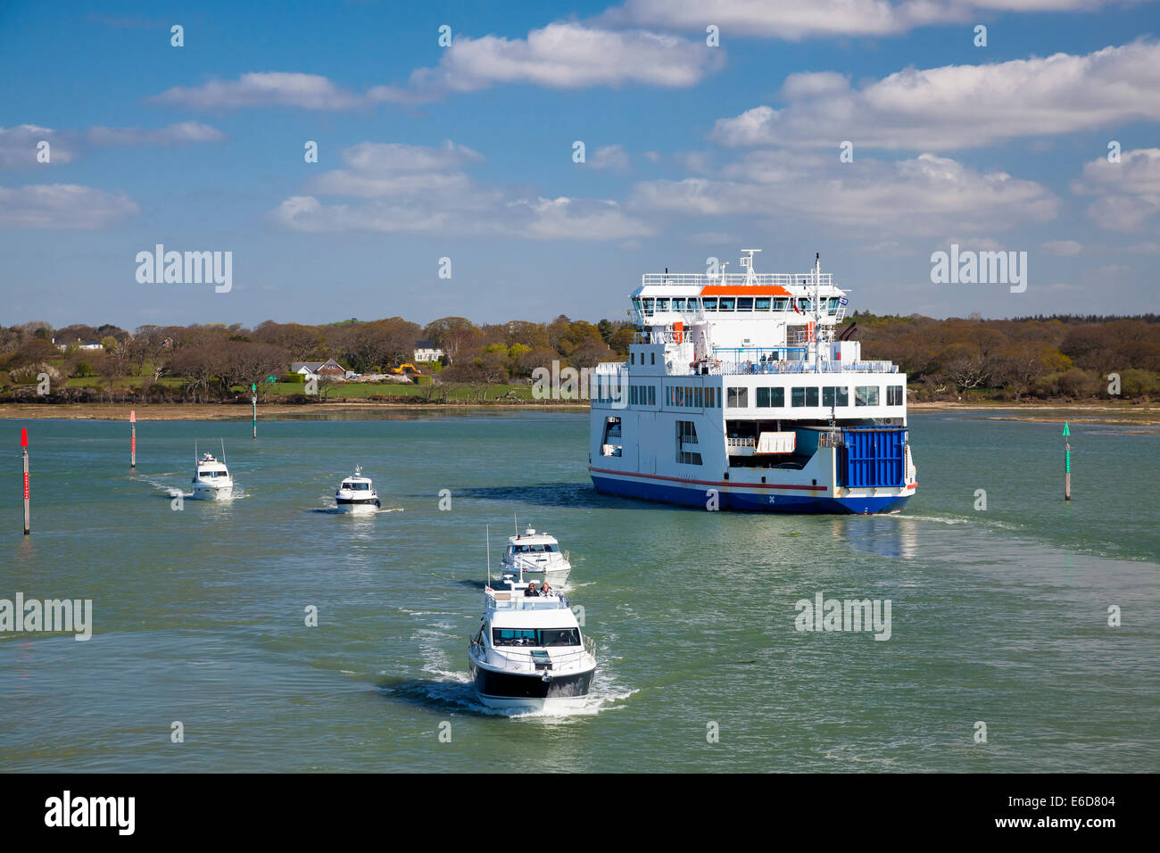 Hampshire Lymington au départ sur un ferry pour l'île de Wight Angleterre Angleterre Europe Banque D'Images