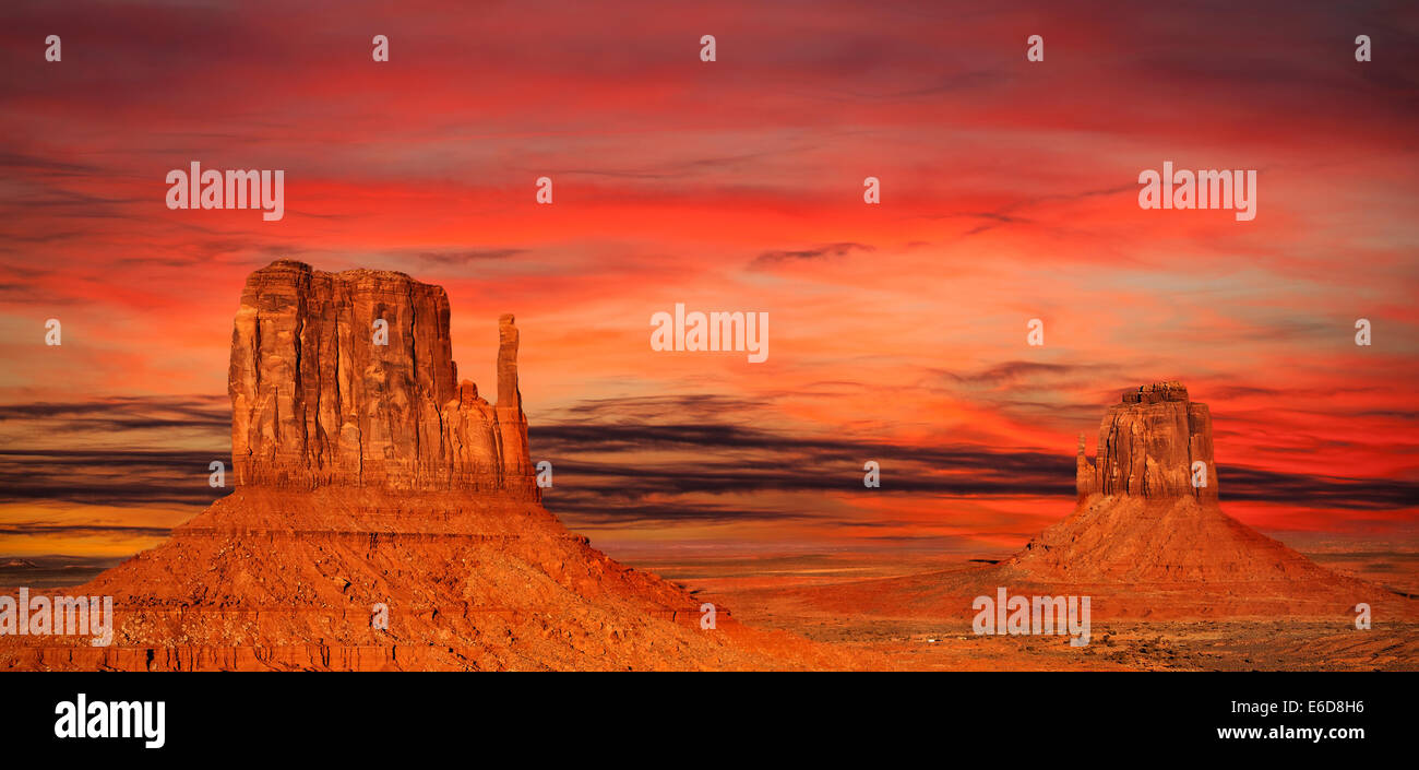 Monument Valley au coucher du soleil, de l'Utah, USA. Banque D'Images
